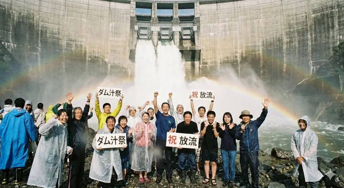 「放流中のダム直下でダム汁を浴びて喜んでいる人達」だけで生成された画像。人物も全て架空。🍌すごいけど、画像も動画...